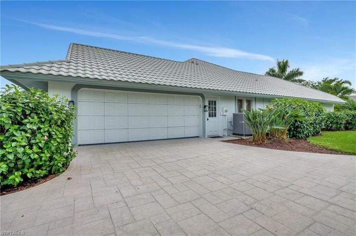 Unique And Private Rear Entry Garage With Circular Driveway (See Aerials)