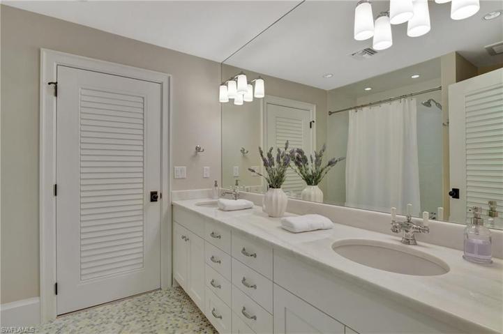 Jack 'n Jill Bathroom between Guest Bedrooms #2 and #3