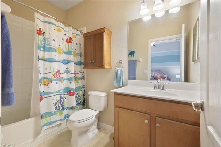 En suite guest bathroom.