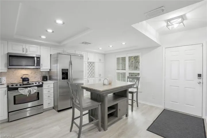 9101  Vanderbilt  DR, Naples, FL 34108