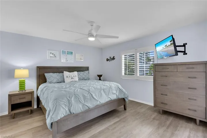 9101  Vanderbilt  DR, Naples, FL 34108