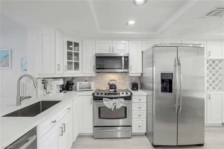 9101  Vanderbilt  DR, Naples, FL 34108