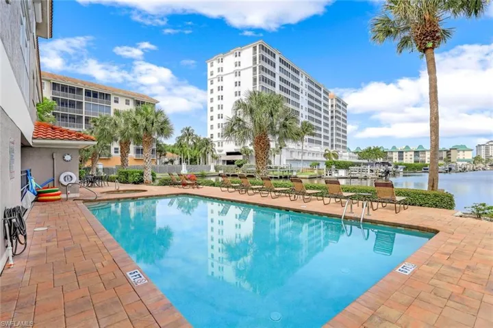 9101  Vanderbilt  DR, Naples, FL 34108