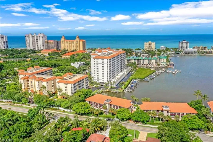 9101  Vanderbilt  DR, Naples, FL 34108
