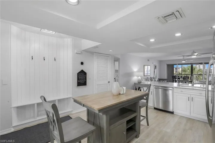 9101  Vanderbilt  DR, Naples, FL 34108