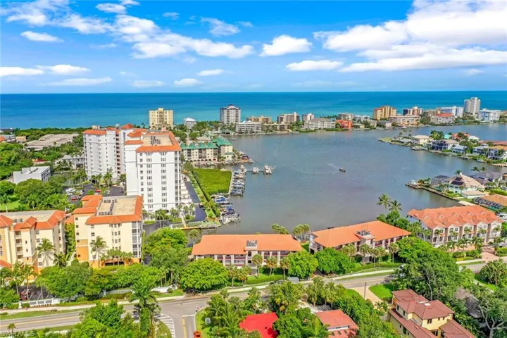 9101  Vanderbilt  DR, Naples, FL 34108