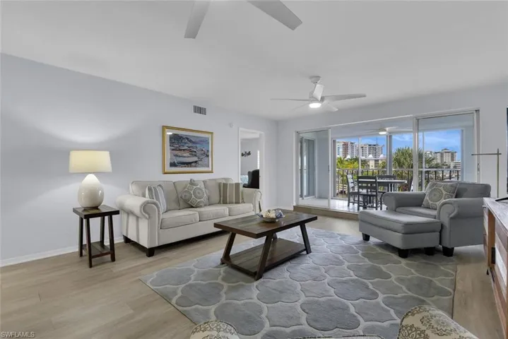 9101  Vanderbilt  DR, Naples, FL 34108