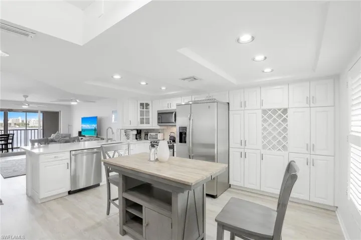 9101  Vanderbilt  DR, Naples, FL 34108