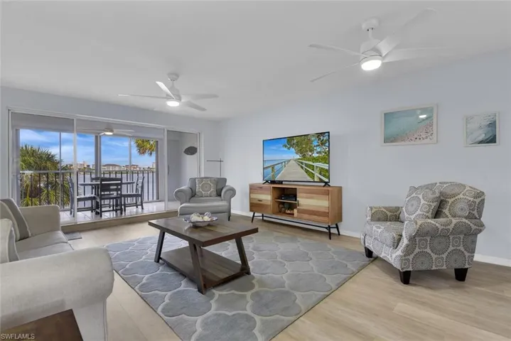 9101  Vanderbilt  DR, Naples, FL 34108
