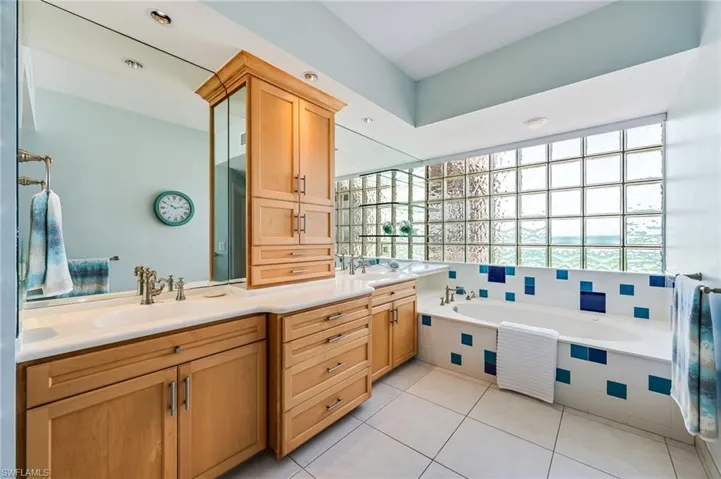 Soaking tub