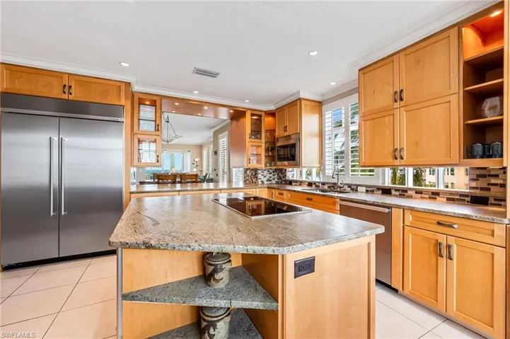 Large center island with cooktop