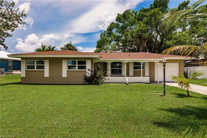 Ranch style home with one car garage
