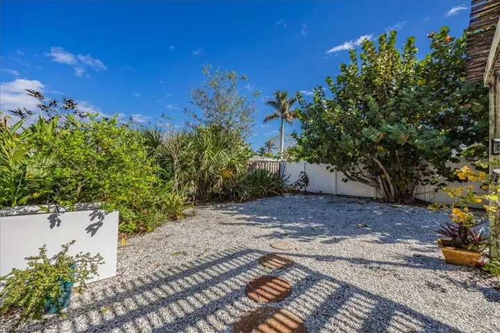 1273  Lastrada  LN, Naples, FL 34103