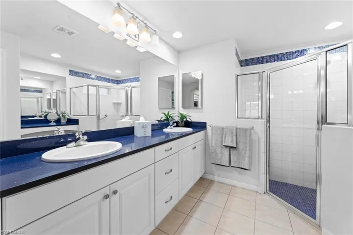 Master bath w/dual sinks