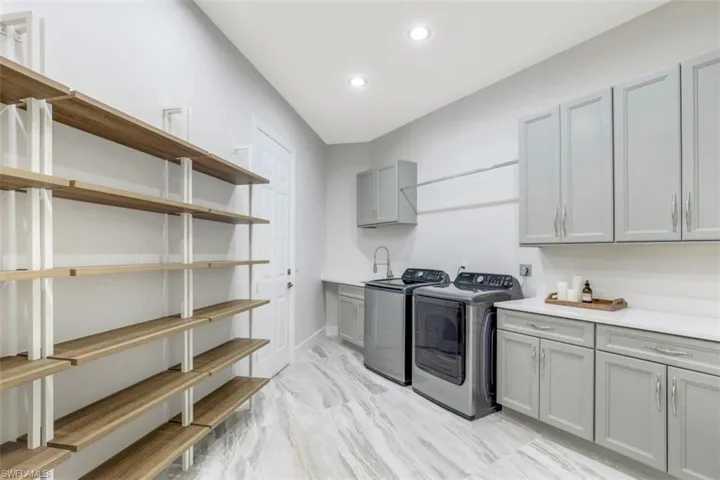 LAUNDRY/CRAFT ROOM