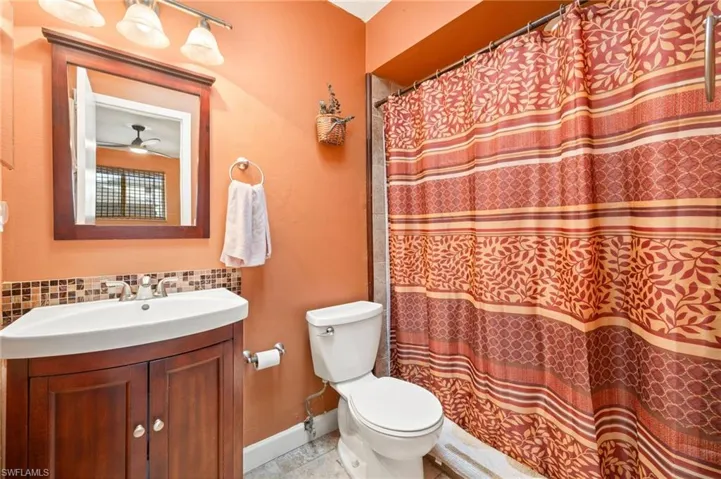 Primary Bedroom In-Suite Bathroom with Shower/Tub Combo