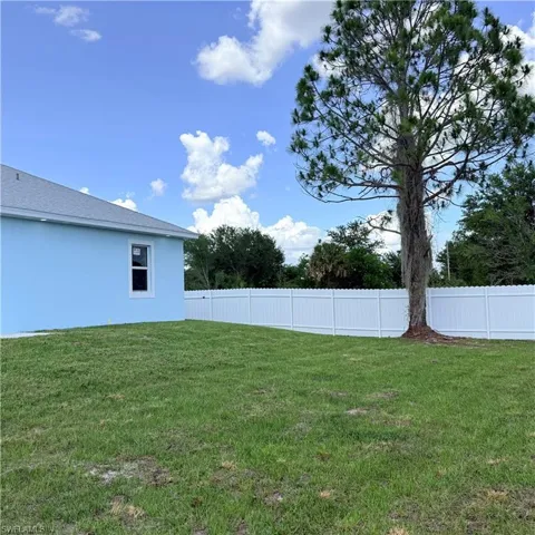 546 Louisville St E, Lehigh Acres, Florida 33974