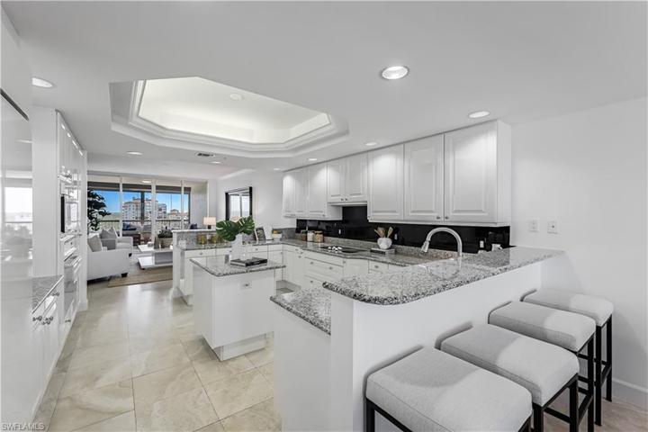 Breakfast Bar/Kitchen