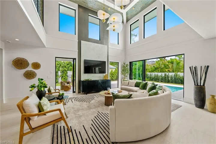 Living area with a towering ceiling and baseboards