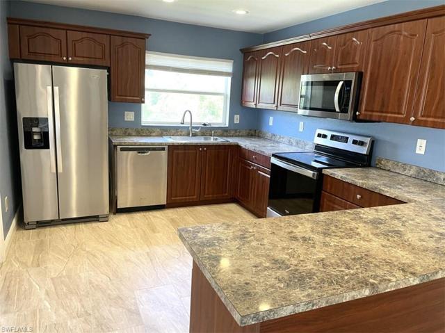 827  Hector  LN, LEHIGH ACRES, FL 33974