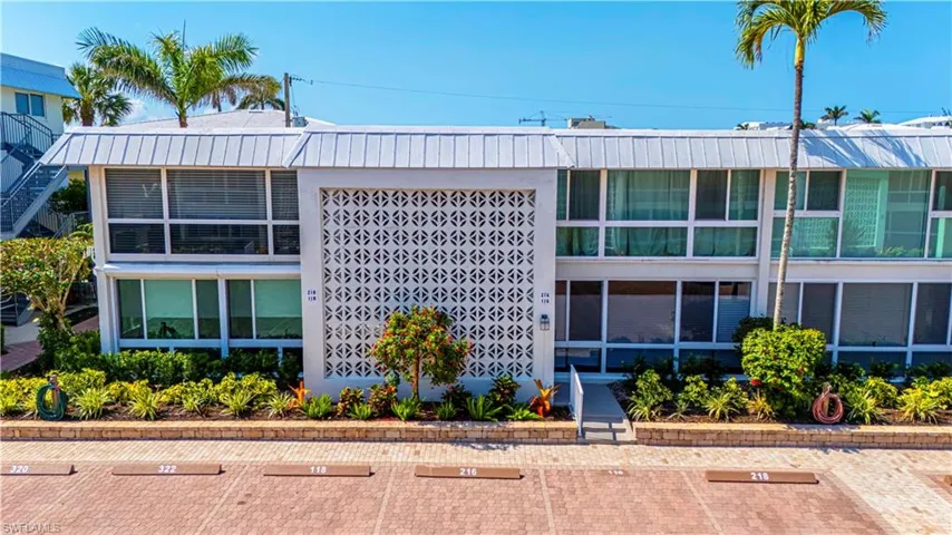 2100  Gulf Shore N BLVD, Naples, FL 34102