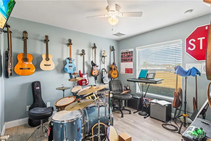 Second bedroom or a space to be creative.