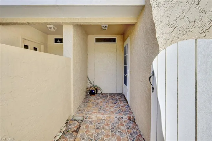 410  Emerald Bay  CIR, Naples, FL 34110