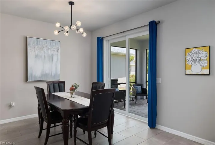 Dining room w/ chandelier