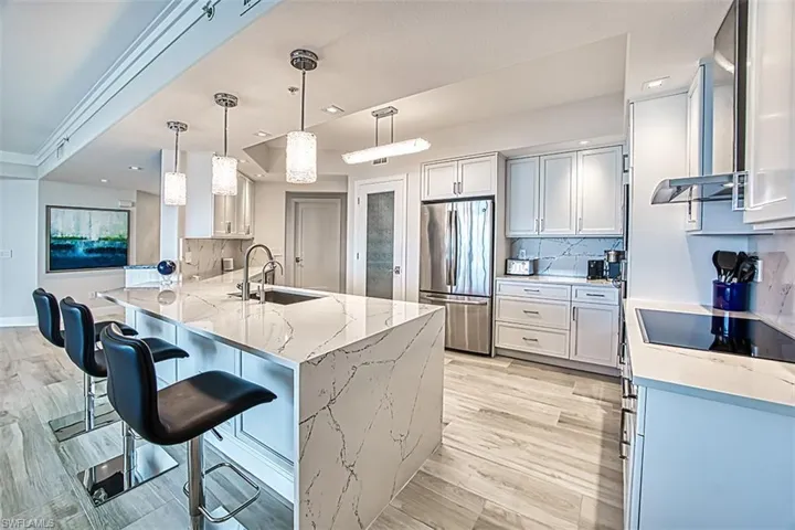 Breakfast_bar_with_Cambria_quartz_waterfall