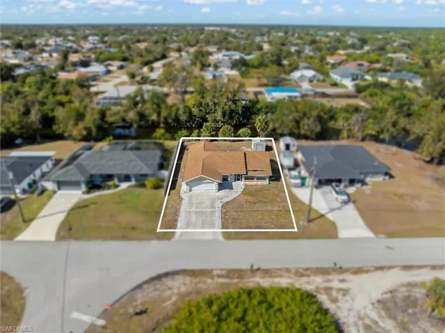 Aerial view of residential area featuring property parcel outlined