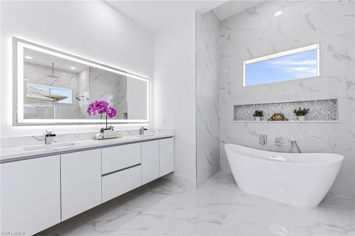 Bathroom with a bathtub and vanity