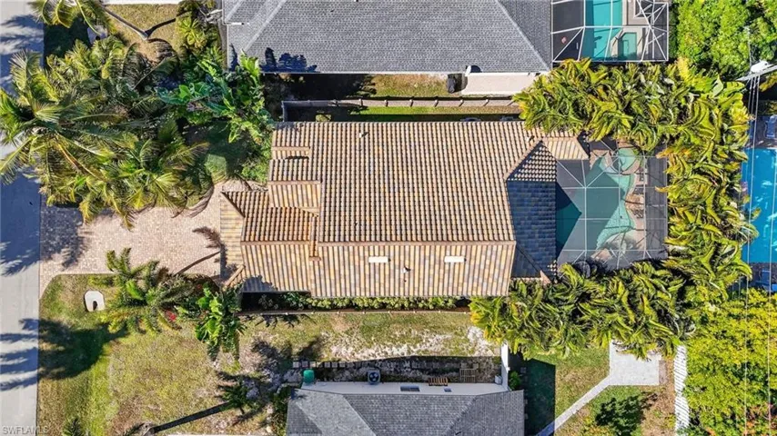 Aerial view of property and surrounding area