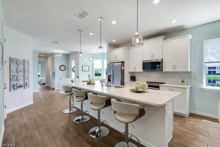 Large island with generous seating making this great for entertaining.