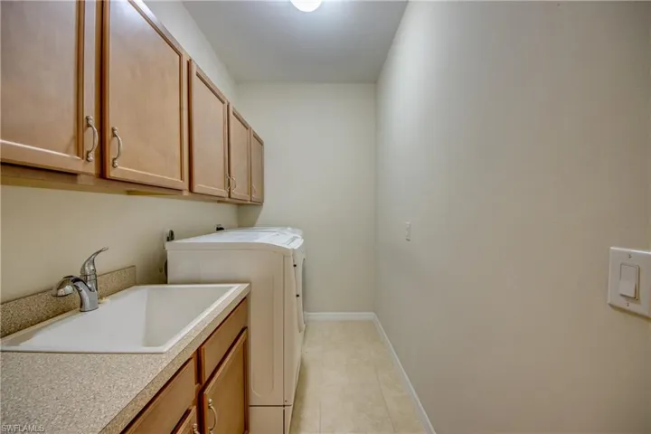 Large Laundry Room W/Sink & Cabinetry