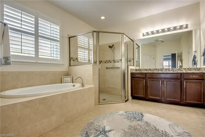 Luxurious Escape W/Oversized Garden Tub & Walk-In Shower