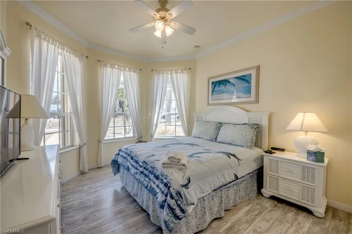 Guest bedroom, front of house