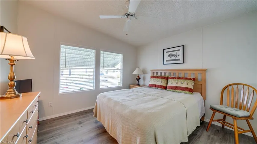 The guest bedroom is well furnished. The flooring, like new.