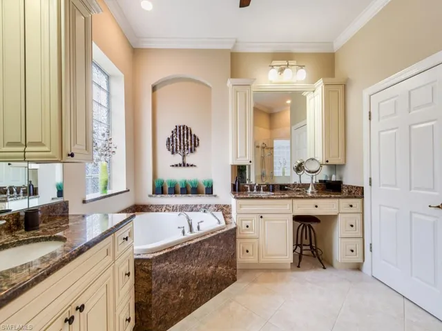 16083  Parque  LN, Naples, FL 34110