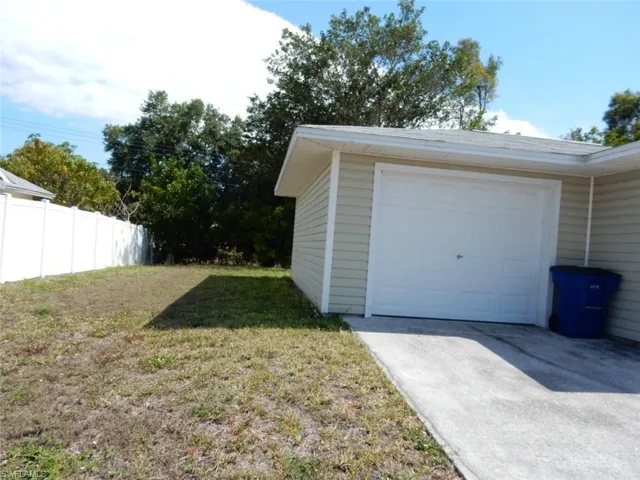 899  Ridgeway  DR, North Fort Myers, FL 33903