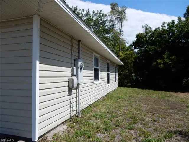 899  Ridgeway  DR, North Fort Myers, FL 33903