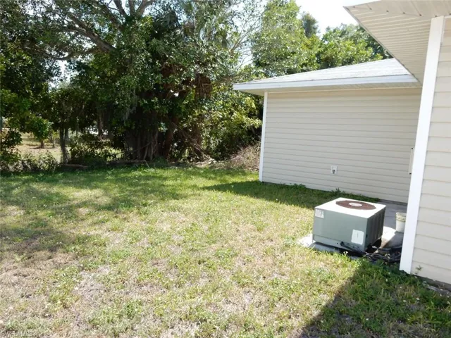 899  Ridgeway  DR, North Fort Myers, FL 33903