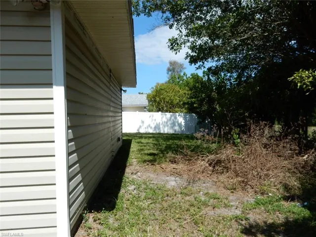 899  Ridgeway  DR, North Fort Myers, FL 33903