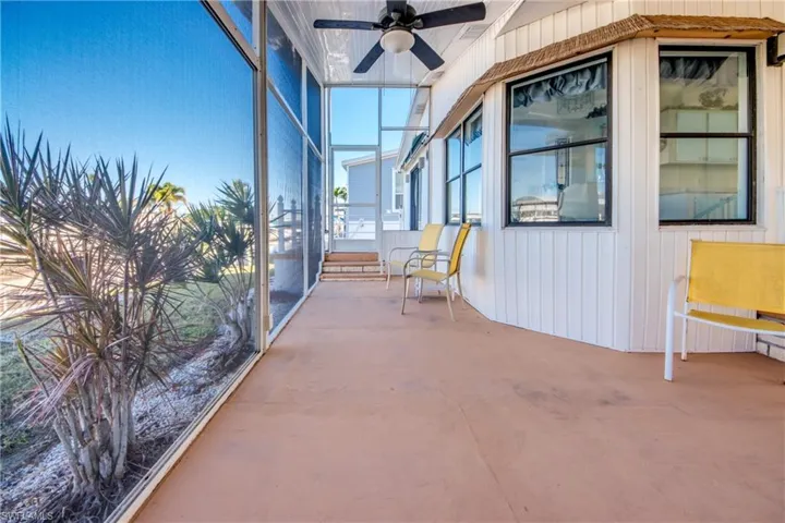 Sunroom / solarium featuring a ceiling fan