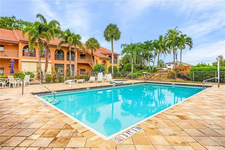 Large Heated Swimming Pool w Spa