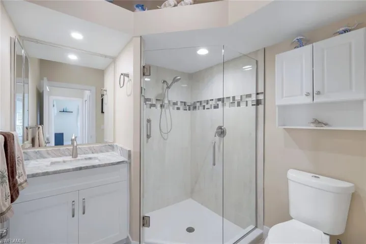 Guest bathroom 2 with shower