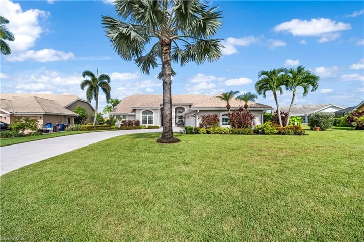 house featuring a front lawn