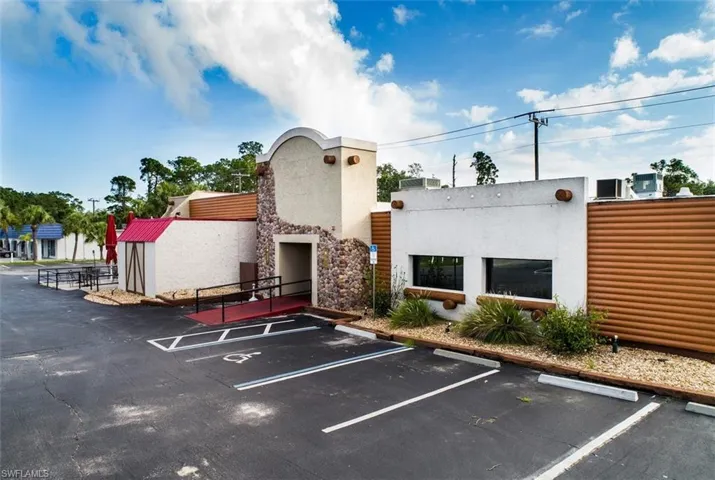 2746  Tamiami  TRL, Port Charlotte, FL 33952