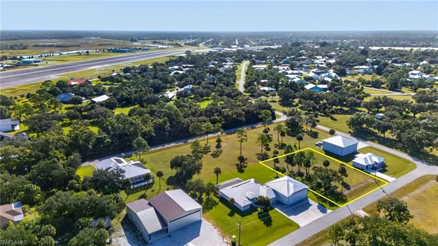 Approach end of 32 shown in photo. FL59 is 4500'x400' including overrun.