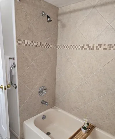 Bathroom featuring tiled shower / bath combo