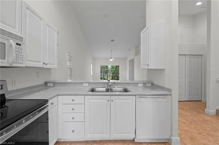 3520  Avion Woods  CT, Naples, FL 34104